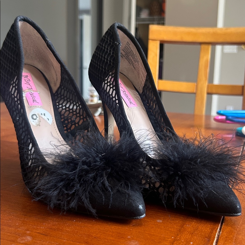 Betsey Johnson MAE Mesh Pump w/ Pompom Sz 9.5